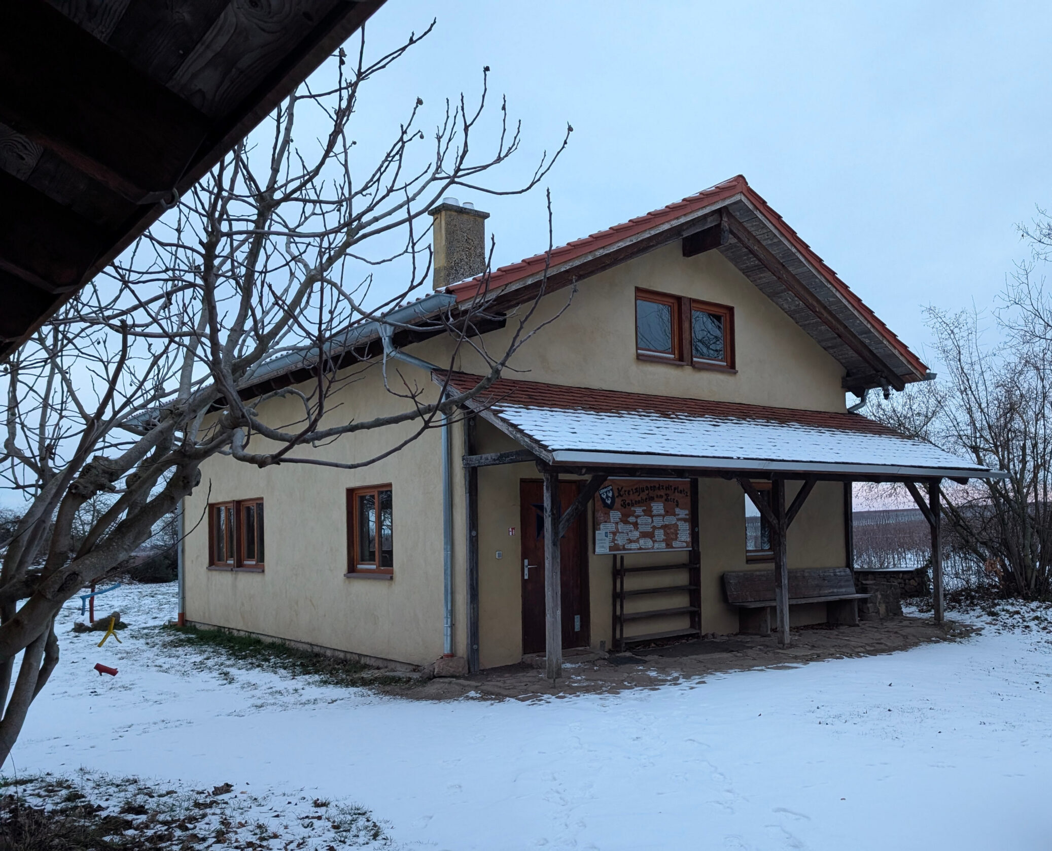 Übersäht und umgeben von Schnee: Die Hütte des Stammes Leiningen in Bobenheim am Berg